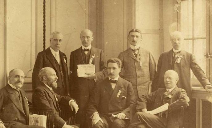 HistorischCafe's tweet photo. Vanavond om 20.00u in café P96 (gratis entree): Laura van Hasselt @UvA_Humanities over Piet van Eeghen &amp; Rose Spijkerman en Henk Looijestein @IISG_Amsterdam n.a.v. hun bijdragen in 'Nog meer wereldgeschiedenis van Nederland', over de Mannenbond voor Vrouwenkiesrecht en.. tulpen! https://t.co/LSE3oQUijH