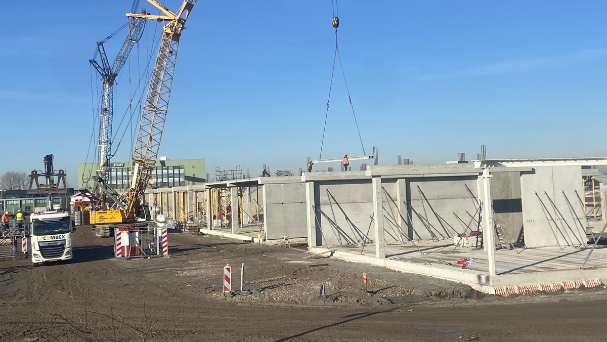 Combextransport's tweet photo. De eerste verdiepingsvloeren van het nieuwe Cambuurstadion worden geplaatst. Wij zijn trots dat wij een groot deel van alle prefab betonelementen voor de bouw van het stadion mogen vervoeren.

#transport #bouwlogistiek #cambuur #leeuwarden #beton #geelblauw https://t.co/kpAo0L06RE