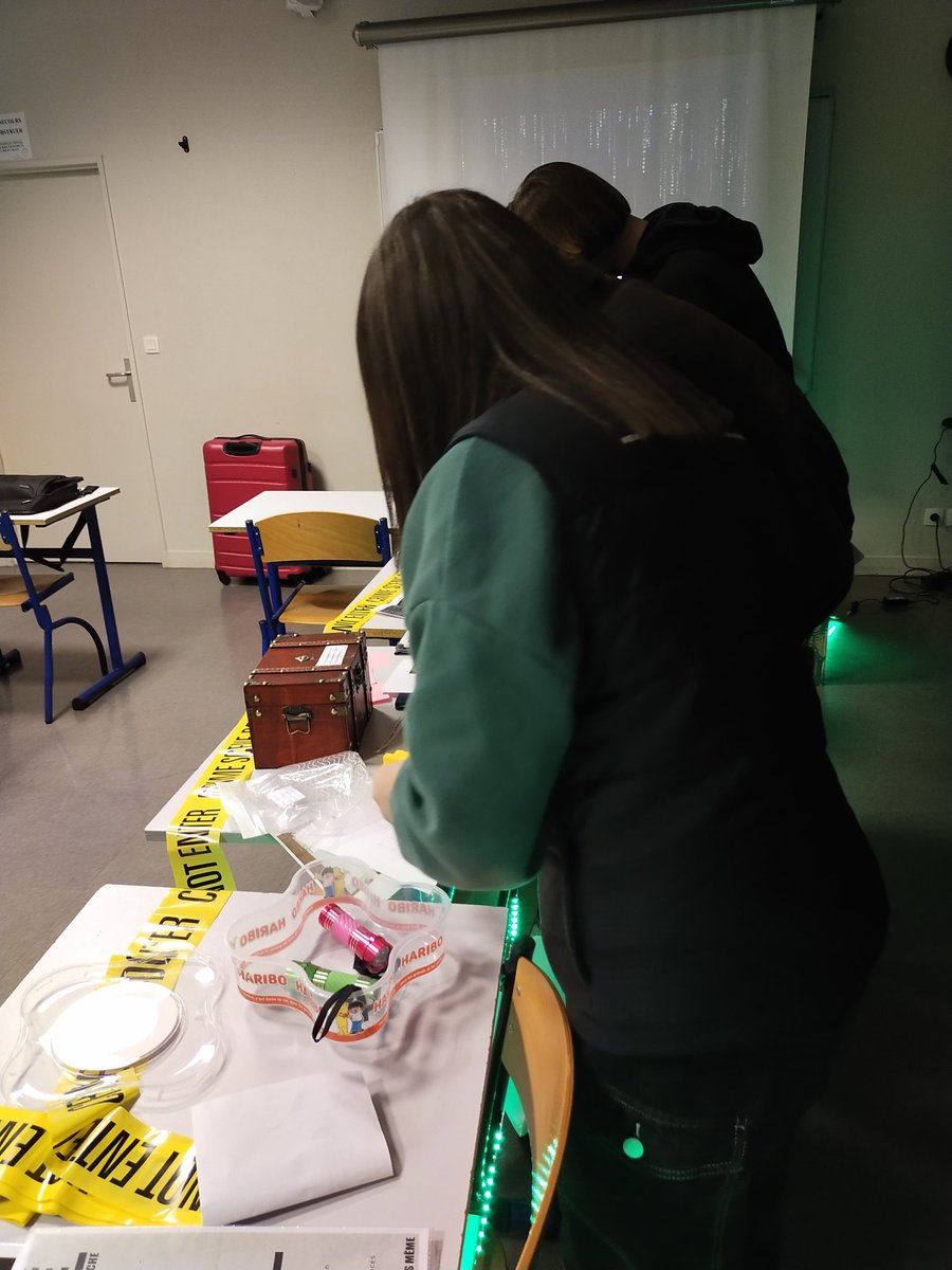 JDA_ROUEN's tweet photo. Escape game pour promouvoir la #mixité vers les métiers dans les nouvelles technologies. 4 équipes du lycée JDA ont mené l'enquête. Résoudre des énigmes tout en découvrant les divers métiers du numérique. Merci à @Canope_76 ! @ac_normandie @dsden76 https://t.co/NJjtG0s2z9