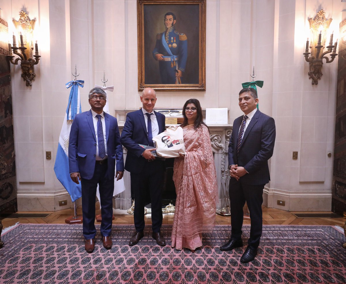 Recibimos a la delegación de Bangladesh, integrada por el secretario de Comercio Tapan Kanti Ghosh y la embajadora Sadia Faizunnesa, para ampliar los vínculos comerciales en un año muy importante: las relaciones diplomáticas entre nuestros países cumplen los 50 años. 🇧🇩🇦🇷