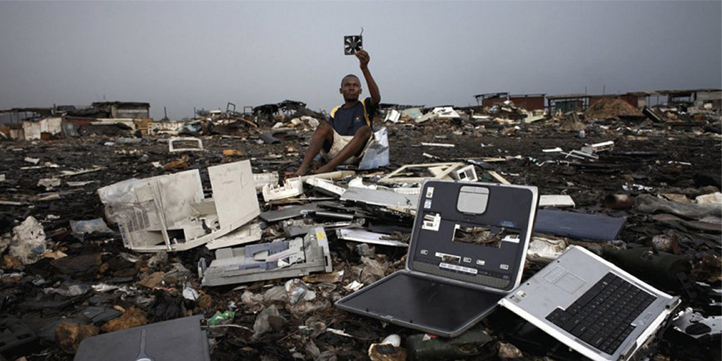 ImprovedImpact's tweet photo. Mais où finissent nos ordis ? Pas dans les filières de recyclage (20%) mais en Afrique. L’Espagne vient de démanteler un réseau qui a envoyé « pas moins de 5 000 tonnes de déchets électroniques vers plusieurs pays d’Afrique.»
https://t.co/vcDeEY3Ib9

👋 @citizenpost_fr https://t.co/Ijy3Cw62nr