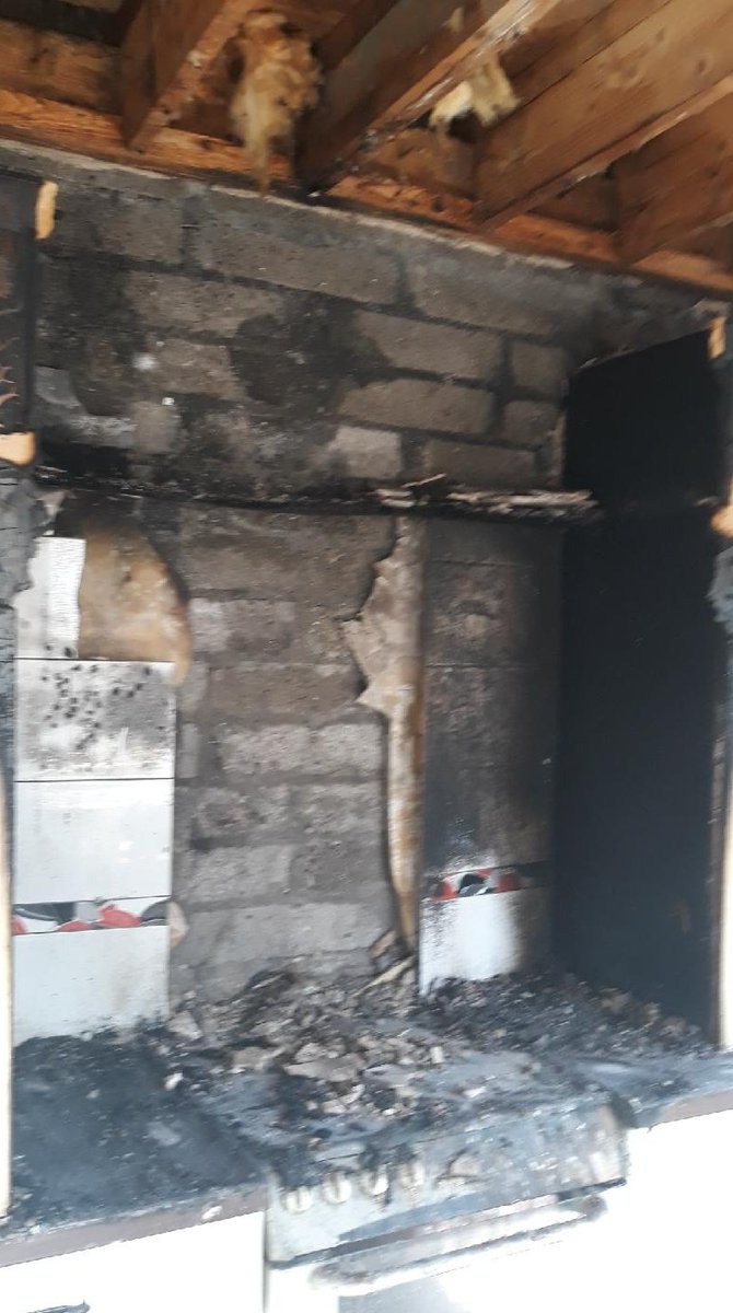 DubFireBrigade's tweet photo. The aftermath of a cooking oil fire...

🍳 Never leave a chip pan, frying pan or wok full of oil unattended

🔥 If it should catch fire, use a fire blanket or damp tea towel

 🚫 Never throw water on it https://t.co/FaBmJPCNCc