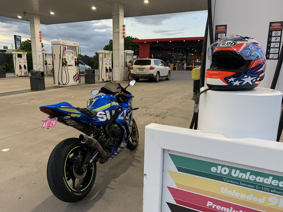 GSXRbird29's tweet photo. Standard Wednesday night ride out at 6:30pm, stands up 7:30 finish 8:30. 4 groups tonight 1 slow, 2 mediums &amp; me……. enthusiastic🤫😳😂🤷🏻‍♀️ #roadrace #motorcyclemafia #bikergirl #bikermates #girlswhoride #motorcycleporn  #biker #sportsbikelife #2wheelshub #makelifearide #gsxr1000 https://t.co/wa6YlQm3Ji