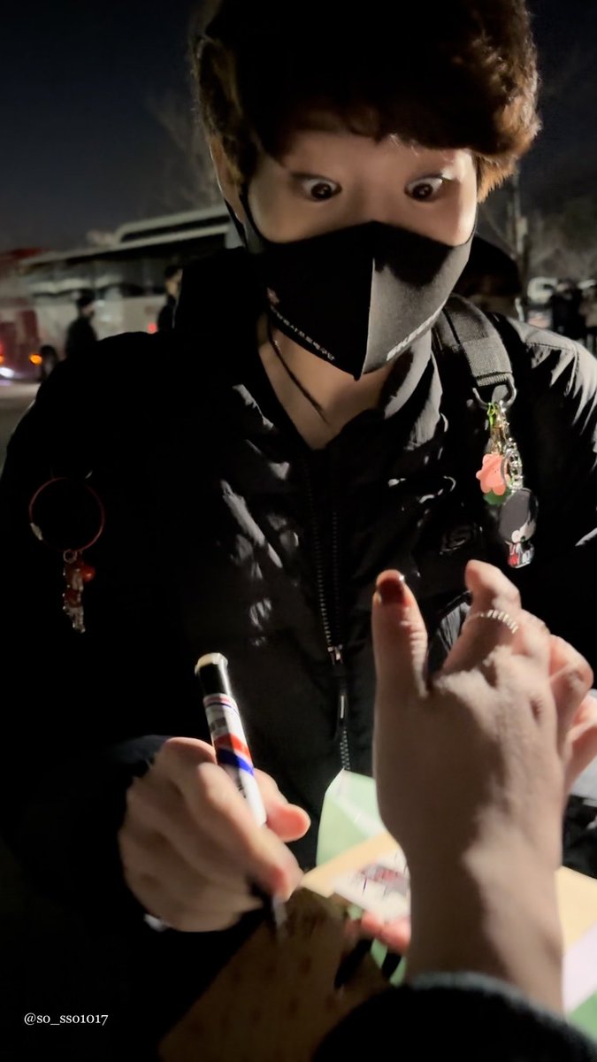 강아띠야 눈을 뭘 그렇게까지 땡그랗게 떠
#이소영 👀🤍