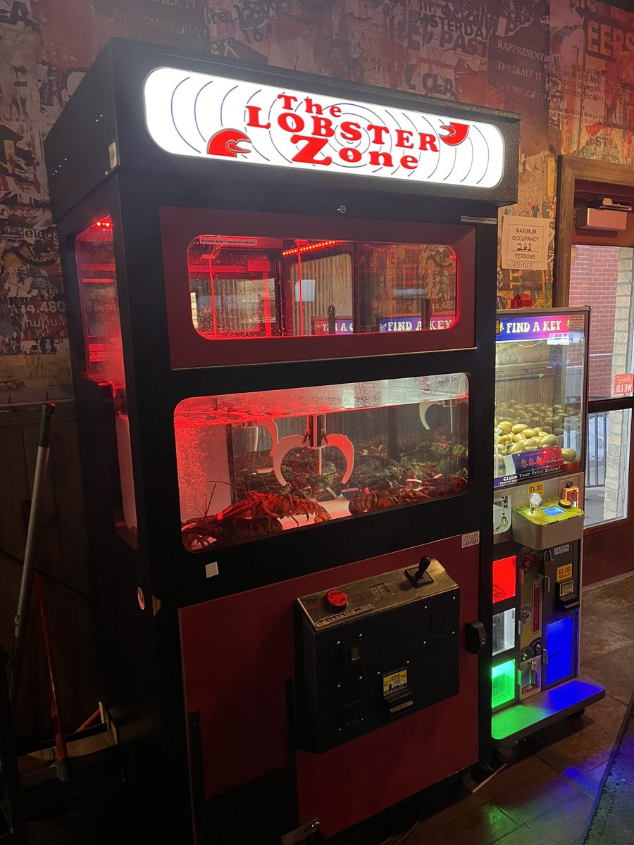 meelsforyou's tweet photo. yesterday I went to a hearing north of the city and a restaurant had this, nothing could have prepared me for a claw machine where the prize is a live lobster https://t.co/9FeCoqKiXj