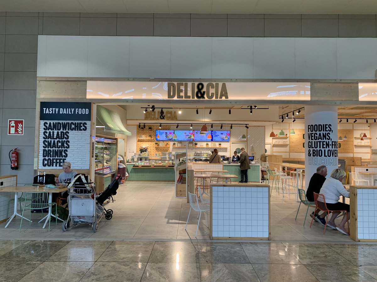 ASeub12's tweet photo. Hemos renovado el Deli&amp;Cia del Aeropuerto de Alicante. Una opción healthy grab&amp;go para los viajeros que visiten el hall de llegadas. Cremas, kombucha, panes low carb, proteínas veganas y mucho más están aterrizando de la mano de @Areas_ES 🍎🥑🥦🥐🥙🍪 ✈️ https://t.co/BuvlCFy0w6
