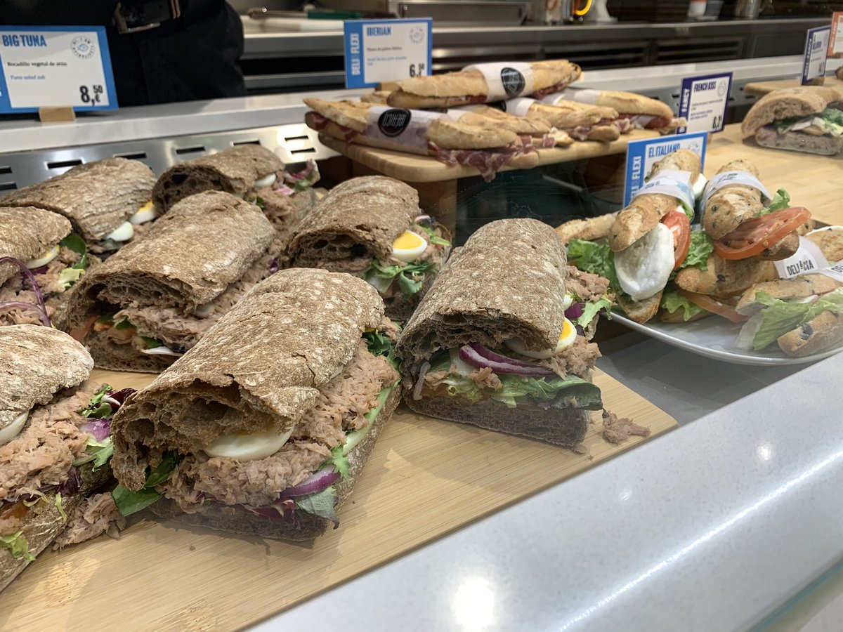 ASeub12's tweet photo. Hemos renovado el Deli&amp;Cia del Aeropuerto de Alicante. Una opción healthy grab&amp;go para los viajeros que visiten el hall de llegadas. Cremas, kombucha, panes low carb, proteínas veganas y mucho más están aterrizando de la mano de @Areas_ES 🍎🥑🥦🥐🥙🍪 ✈️ https://t.co/BuvlCFy0w6