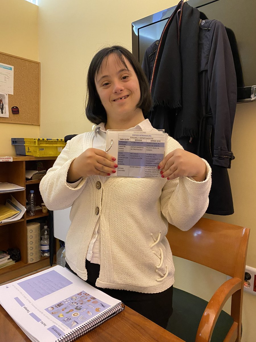 downmerida's tweet image. Desde Enero contamos con una nueva incorporación a la Asamblea de Extremadura. Teresa, que ha pasado a formar parte de la @Asamblea_Ex como Auxiliar de Ujier. gracias a la renovación del convenio de #inserccionlaboral  entre @downmerida y el parlamento regional.