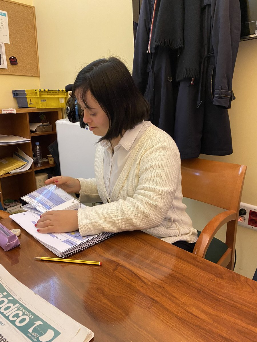 downmerida's tweet image. Desde Enero contamos con una nueva incorporación a la Asamblea de Extremadura. Teresa, que ha pasado a formar parte de la @Asamblea_Ex como Auxiliar de Ujier. gracias a la renovación del convenio de #inserccionlaboral  entre @downmerida y el parlamento regional.