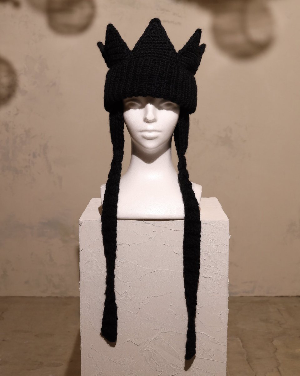 kibonneshop's tweet photo. [@upABORN x @knittinghigh ]

手編みの王冠ニット帽／ブラック
¥16,500(＋TAX)

https://t.co/2XrEvTi9pP
2023年2月9日(木)20:00発売 
ニット作家「KnittingHigh」とのコラボプロジェクト2023年新作モデル。ひとつひとつ丁寧に編まれたクラウン型のニット帽です。紐部分はホック式により取り外し可。 https://t.co/HlrHHV4vkO