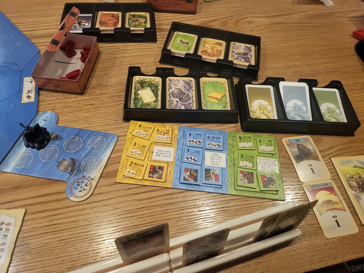 보드게임카페 분석 이후 
요새 아이들과 보드게임에 빠져있는데,
스마트폰 게임보다 재미있다네요 
사회성, 전략성, 경제를 배울 수 있어 좋습니다
내기로 점수 차등별 운동하기 벌칙을 하니 정말 치열합니다
아이들과 하기 좋은 강추하는 보드게임 소개합니다
(아빠한테 이기려고 기도하는 아들 모습)