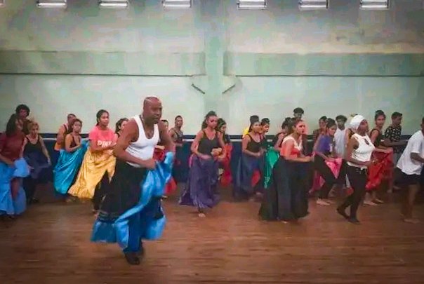 Se prestigia la EPA Manuel Muñoz Cedeño de #Bayamo, con la presencia de Miguel Angel Herrera, maestro y bailarín de la Compañía de Liz Alfonso, que estará impartiendo del 7 a 10 de febrero talleres metodológicos de Folclor para estudiantes, profesores y bailarines. #CubaEsCultura