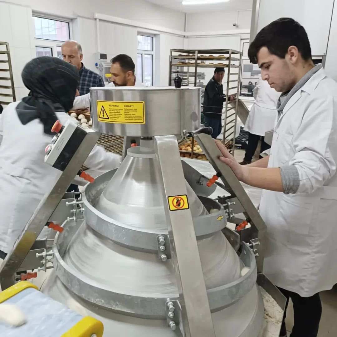 memkaraman's tweet photo. Karaman Mesleki Teknik Anadolu Lisesi ve Nefise Sultan Mesleki ve Teknik Anadolu Lisesi fırınlarında günlük üretilen yaklaşık 15 bin rol ekmekleri afet bölgesine ulaştırmaya devam ediyoruz. Katkıda bulunan ve emeği geçenlere teşekkür ederiz.

@tcmeb @karamanvaliligi @CaliskanMhm https://t.co/6sqSgeE7Yd
