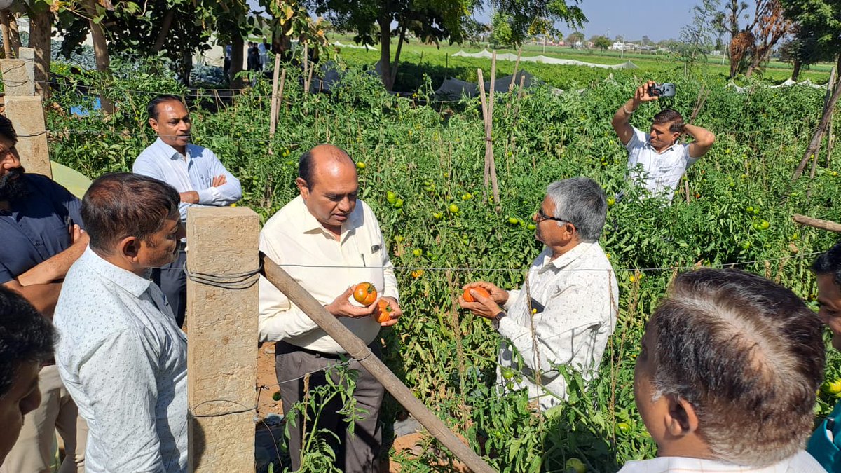 AtmaSabarkantha's tweet photo. @ADevvrat
@CollectorSK
@sabarkanthadp
@ATMAGUJARAT
@JdaMehsana
માન.નિયામક્શ્રી,આત્મા,ગાંધીનગર દ્વારા પ્રાકૃતિક કૃષિનો વ્યાપ વધે તે માટે સાબરકાંઠા જિલ્લાની મુલાકાત.જેમા લાઈન ડીપાર્ટમેન્ટના અધિકારીશ્રી/કર્મચારીશ્રીઓની સમિક્ષા બેઠક તેમજ પ્રાકૃતિક ખેતી કરતાં ખેડુતોની મુલાકાત લીધેલ. https://t.co/9tnvjap2vh