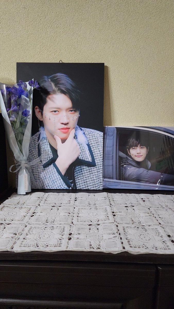 ykms012's tweet photo. 서점갔다가 가까워서 갔던 카페인데 럭키드로우 3번에 2등 당첨이라니😭
액자도 예쁘게 전시함🥰
#우리들의_별_우현이에게 https://t.co/xTzLJnO1qt