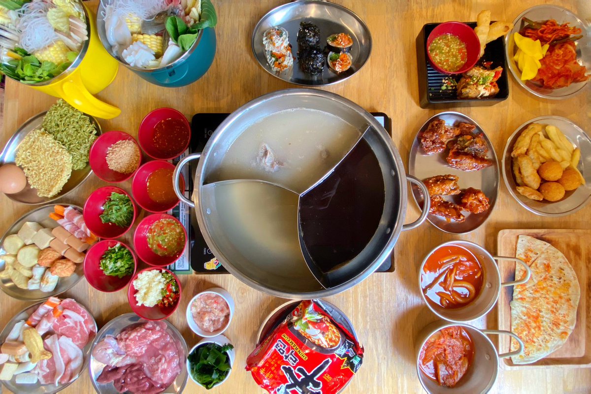 ReviewAroii's tweet photo. ร้านบุฟเฟต์ชาบูหม้อไฟเกาหลีห้ามพลาด Itaewon Topokki Buffet 🫕 อยู่ในโครงการอุดมสุขวอล์ค ราคาดีมาก ฿299 สุทธิ + น้ำรีฟิลแล้วด้วย ไม่จำกัดเวลา ของอย่างเยอะ หมู กุ้ง ปลาหมึก ของทานเล่น บาร์ผัก คิมบับและอีกเพียง https://t.co/h4khoOAxkJ
