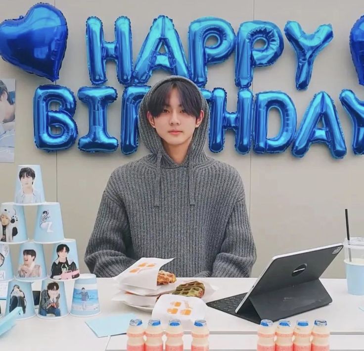 Mikael_Yuri00's tweet photo. Happy 19th birthday Yang Jungwon enjoy your special day leader yang , thank you for being engene inspiration happy birthday again 🎂🎂🎂🎂🎂🎂🎂🎂🎂🎂🎂🎉🎉

#jungwonday #HappyBirthday https://t.co/4ybMe3Dchp