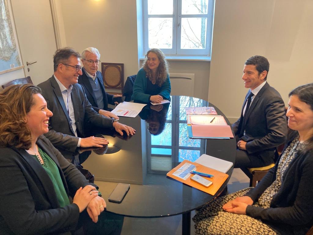 PresidentAmf's tweet photo. Réunion avec Sylvain Forestier de @Ent_de_Creches sur le service public de la petite enfance. Complications administratives, pénuries de personnel, structure des ressources des crèches, autant de freins à la création de places. L’AMF travaille sur des propositions concrètes. https://t.co/VVO1b330V4