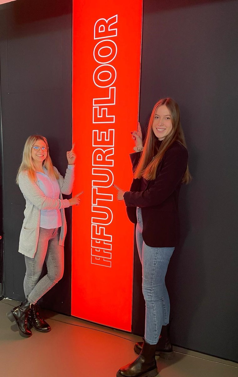 🎉Der Future Floor öffnet heute seine Türen!

Auf der Showcase Fläche bekommen alle Mitarbeiter:innen die Chance, in unsere Innovations- und Produktwelt einzutauchen und mehr über Bereiche wie #Sustainability, #Mobility oder #XR zu erfahren.

Wir haben uns direkt mal umgesehen!