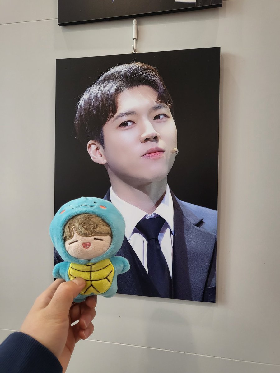 _아이오쓰리
보틀 진짜 유용하게 쓸듯👍 
이틀 동안 가서 선착도 받고 매일매일 미리 생일축하 하는중☺️ 횬꼬미랑 같이있는 액자 같고 싶음!! 인생네컷으로 예쁜프레임에 기록할 수 있어서 좋았구~~~~~
#우현아_은은하게_오래가자