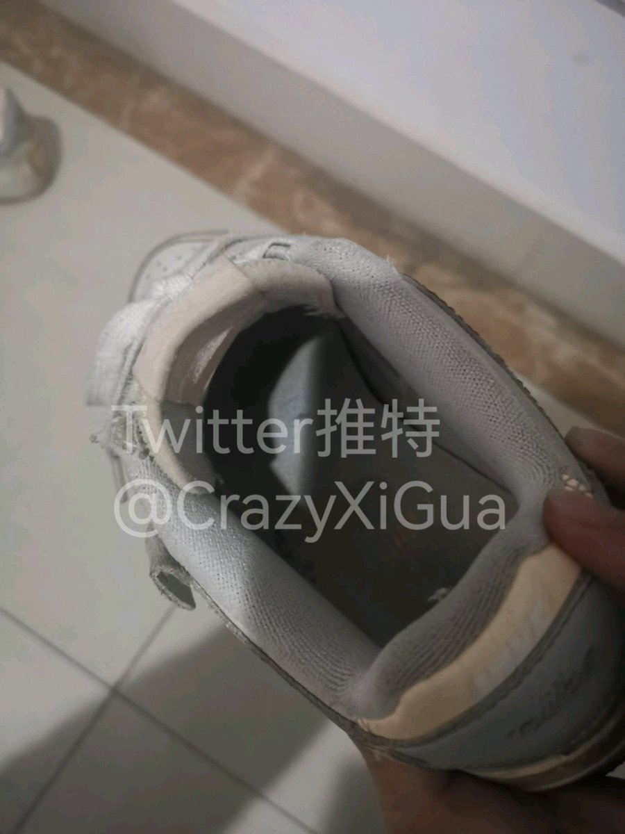 小姐姐的空军一号马卡龙，和男朋友一起回家，在15楼电梯门口正好碰到，长相很清秀的一个小姐姐，没想到鞋子这么脏。这几天一直在下雨，鞋子里的味道妙不可言，准备拿到楼梯间去享用一下！把玩图稍后奉上！#扫楼 #打胶 #扫楼打胶 #射鞋 https://t.co/16zPFfSbeB