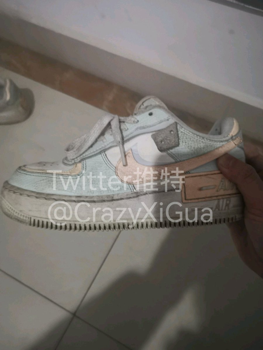 小姐姐的空军一号马卡龙，和男朋友一起回家，在15楼电梯门口正好碰到，长相很清秀的一个小姐姐，没想到鞋子这么脏。这几天一直在下雨，鞋子里的味道妙不可言，准备拿到楼梯间去享用一下！把玩图稍后奉上！#扫楼 #打胶 #扫楼打胶 #射鞋 https://t.co/16zPFfSbeB