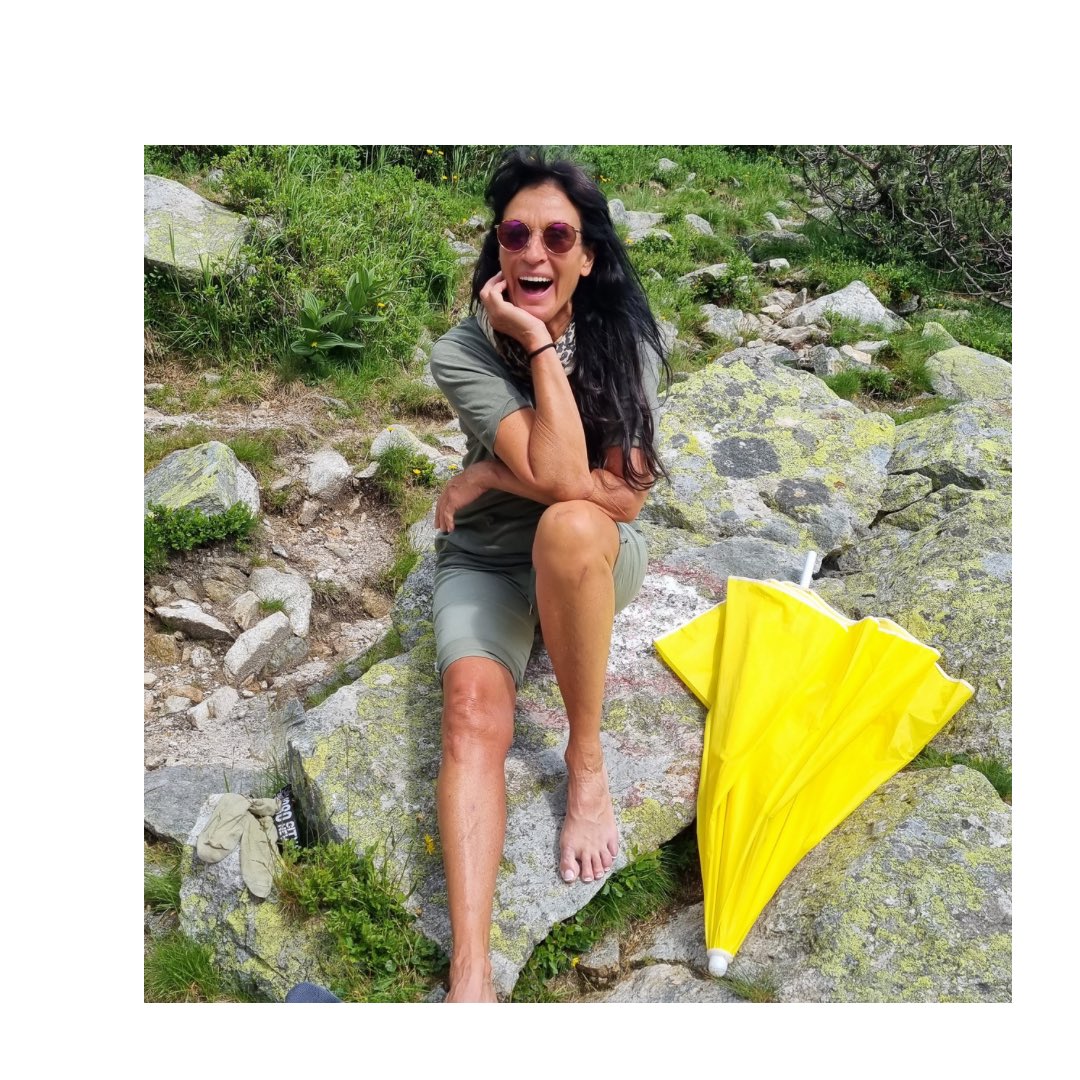 Der gelbe Schirm ist immer dabei - egal ob bei Sonnenschein oder Regen! 😎☔️ Auf unseren Reisen zeige ich dir, welche tollen Abenteuer man bei jedem Wetter haben kann! Also mach dich bereit für fabelhafte Geschichten... ✨#GelbesLichtBlauerHimmel #catherinesica #dergelbeschirm