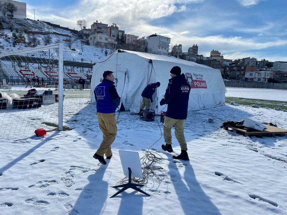 adamlar kimsenin gidemediği besni'ye polonya'dan geldi. çadır kurar kurmaz yanına starlink koydu 

eğer ilk günden izin verilse elon musk internetin kullanılmasına yardımcı olacaktı. şimdi kısıtlamalarla uğraşıyoruz