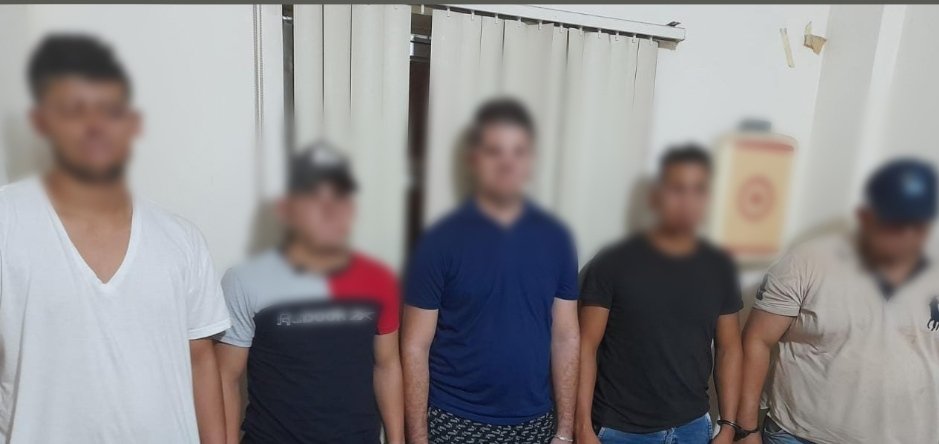 PoliciaEcuador's tweet photo. TRAS LAS REJAS 

Aprehendimos a 4 presuntos implicados en delito de receptación, en Selva Alegre, #Esmeraldas. 

Indicios: 5 celulares, 1 vehículo reportado como robado en #SDTsáchilas y más objetos. 

#MásFuertesQueNunca https://t.co/Onu1xmOXXO