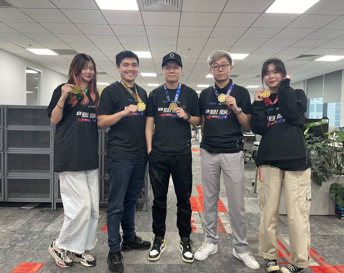 AuraNetworkJP's tweet photo. \\ #VRACE MEDAL IS HERE //
🏅 限定メダル
🤩 Vraceギフトセット, ウォーターボトルなどなど
また、Vraceを大成功に導いてくれた #VnExpress の仲間に感謝します!! https://t.co/6ZXOsAwyNt