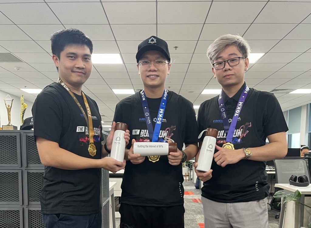 AuraNetworkJP's tweet photo. \\ #VRACE MEDAL IS HERE //
🏅 限定メダル
🤩 Vraceギフトセット, ウォーターボトルなどなど
また、Vraceを大成功に導いてくれた #VnExpress の仲間に感謝します!! https://t.co/6ZXOsAwyNt