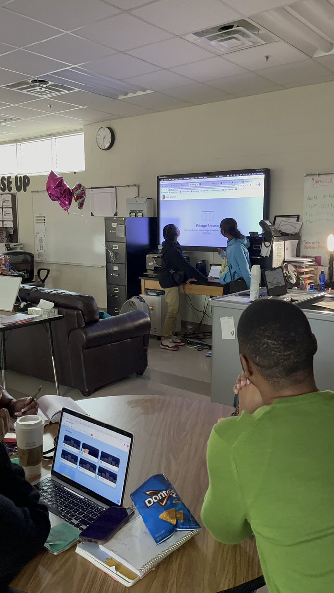 Yesterday 2 of my brave @dpvils Student Tech Team members led a workshop on @BookCreatorApp They wanted to model for their teachers how the app allows students to create eBooks to show their learning. #IBelongatBunche @KimTWhitfield @APSInstructTech