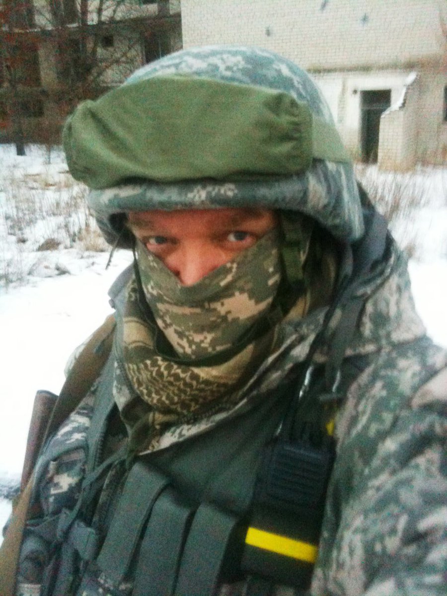 Артур воював у добровольчих підрозділах (ПС, УДА). Піски, ДАП, Марьїнка, Авдіївка.

зараз пересувається тільки на милицях в межах дому. має пенсію в 10 тисяч і потребує операції по заміні тазостегнового суглобу.