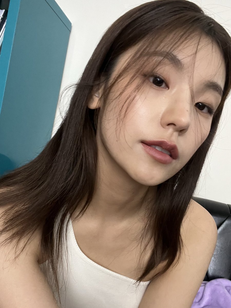 hourlyhwangyeji's tweet photo. 🧎🏻‍♀️ https://t.co/QziVE2X6Y3