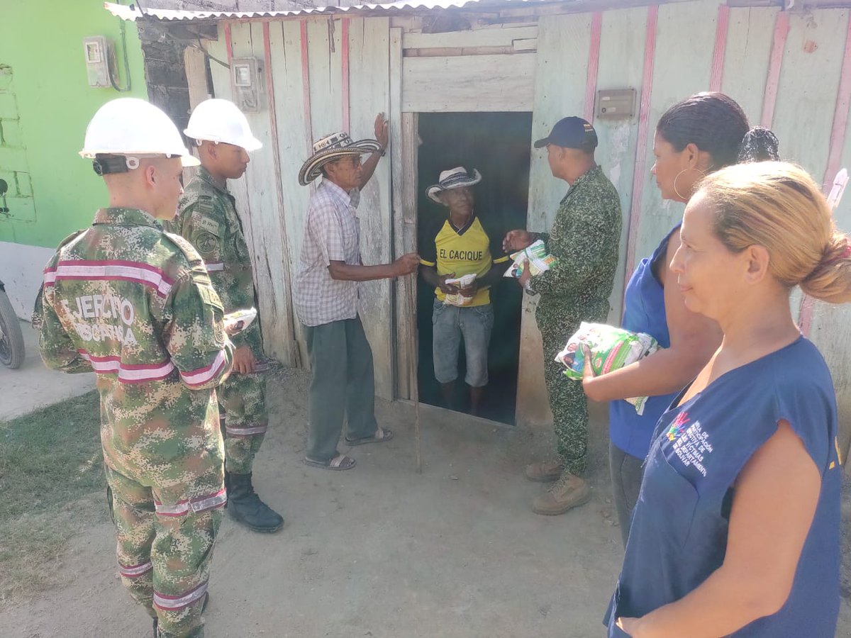 Ingenieros_EJC's tweet photo. Soldados de la Brigada de Ingenieros de Atención y Prevención de Desastres en coordinación con @ICBFColombia y @ArmadaColombia, realizan la entrega de 550 bolsas de suplemento alimenticio, beneficiando a 275 niños y 50 adultos mayores en Magangué #Bolivar. #ProtegemosLaVida https://t.co/81ryXx4QrL