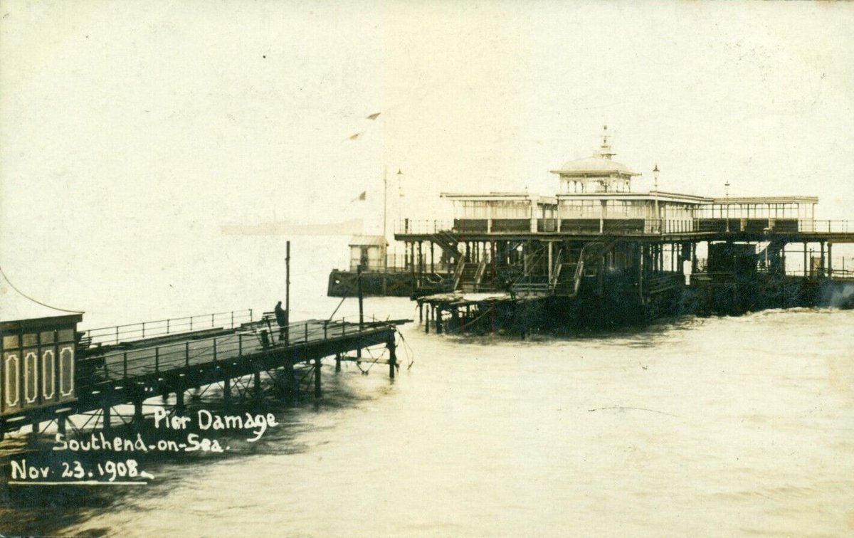 SeasideFerry's tweet image. I'm doing some work on the history of #piers and it's hard not to turn my summaries into a list of fires, storm damage and boat crashes. Here is #Southend pier with a great big hole in it in 1908
#Edwardian #seaside #occupationalhazards