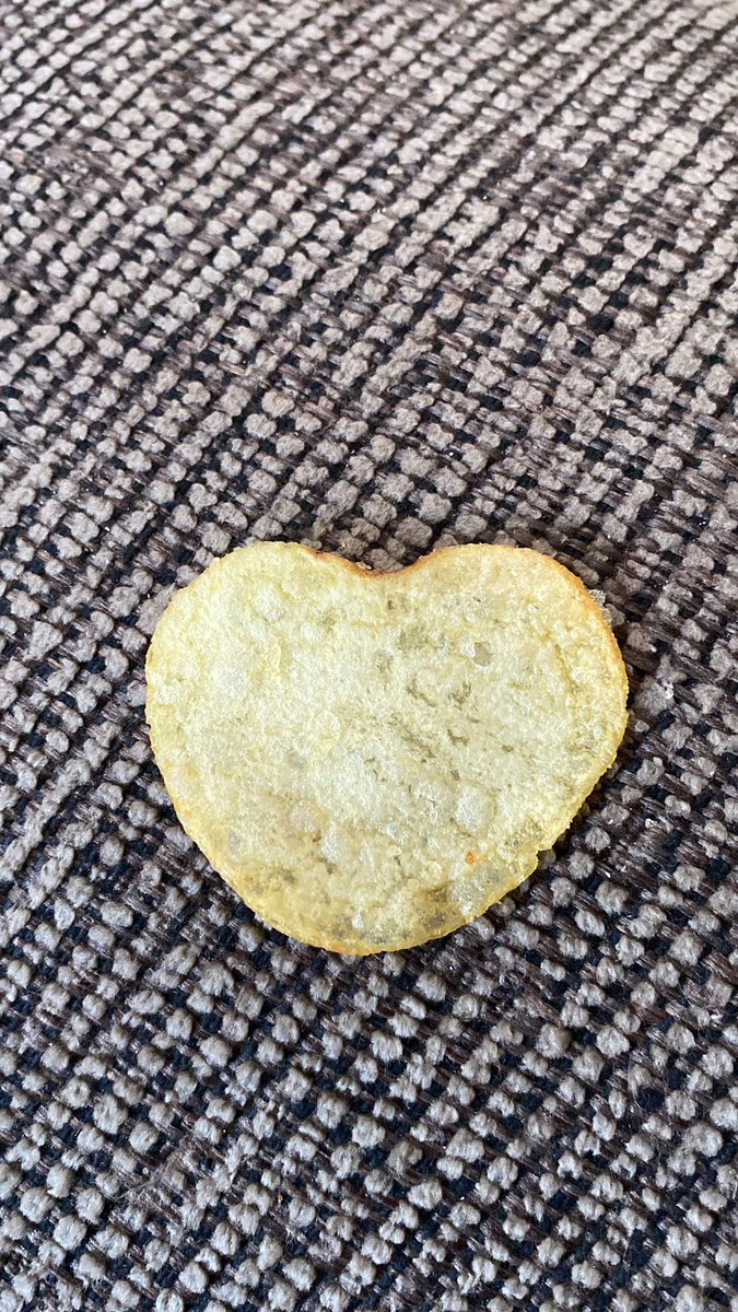 theworkingmum's tweet photo. @walkers_crisps Heart shaped crisp #LoveFromWalkers https://t.co/GVLfdjFum5