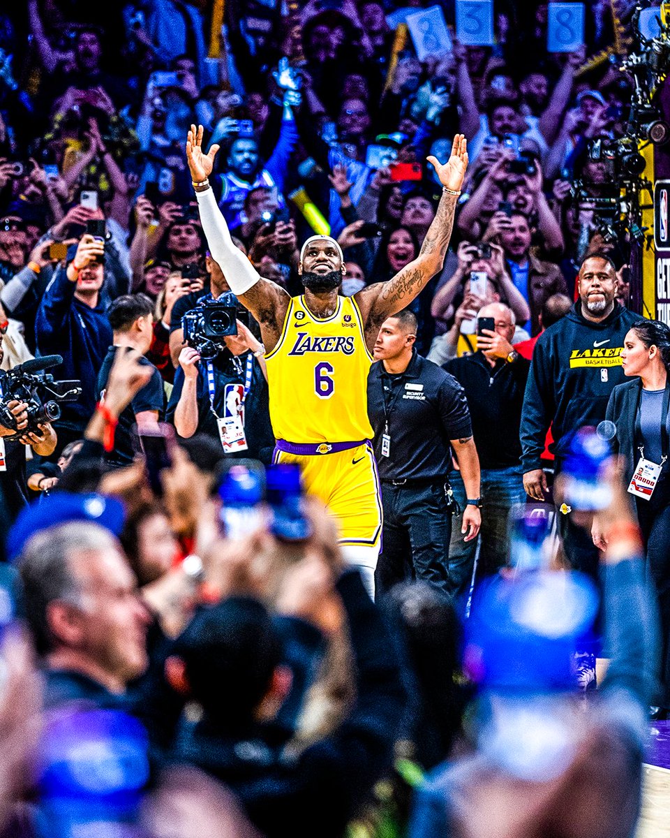 March 2022: Cristiano Ronaldo becomes FIFA's all-time leading scorer 

February 2023: LeBron James becomes the NBA's all-time leading scorer 

And they're both still going at 38 👑