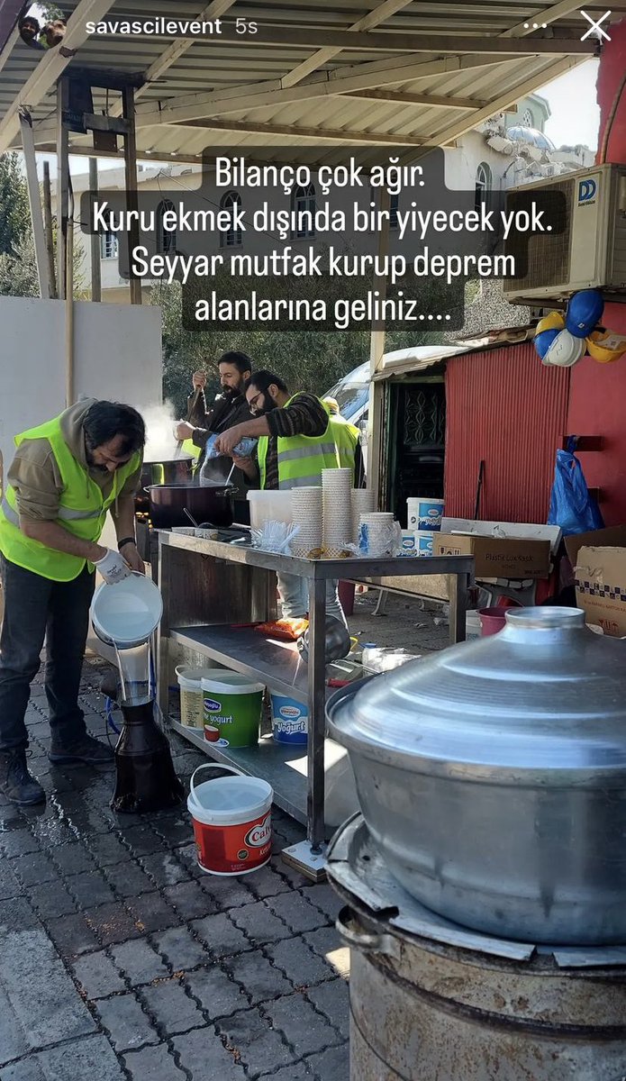34_sine's tweet photo. Arkadaşlarımız  Kırıkhan / Cumhuriyet mah. / marangoz cami mevkinde yemek dağıtımı yapmaktadır. #Hataykırıkhan #Hatay #hatayyardimbekliyor #kırıkhanyardım #KirikhanaAcilYardım #KIRIKHAN  #kırıkhan  Yayalım Arkadaşlar bu bölgede tek yemek dağıtımı yapan yer. https://t.co/p7GJyEJSSm