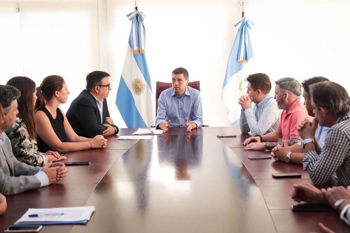 marcoskoopm's tweet photo. ¡Primero las familias neuquinas!

El desarrollo de #VacaMuerta nos enorgullece, pero sabemos que queda mucho por hacer. Por eso, presentamos un proyecto de ley para que los neuquinos sean los primeros en acceder al trabajo que generamos a partir de la producción de gas y petróleo https://t.co/3cIhvvYYGX