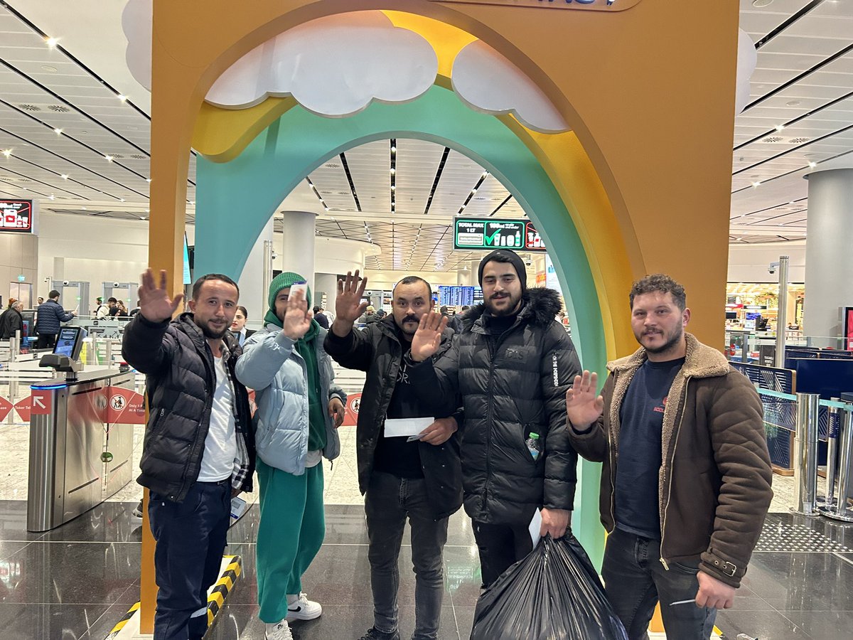 Vinç operatörü arkadaşlar tamamen kendi imkanlarıyla yola çıktılar, uçağa yolculadım onları. Gönüllüler ise hala bekliyor.