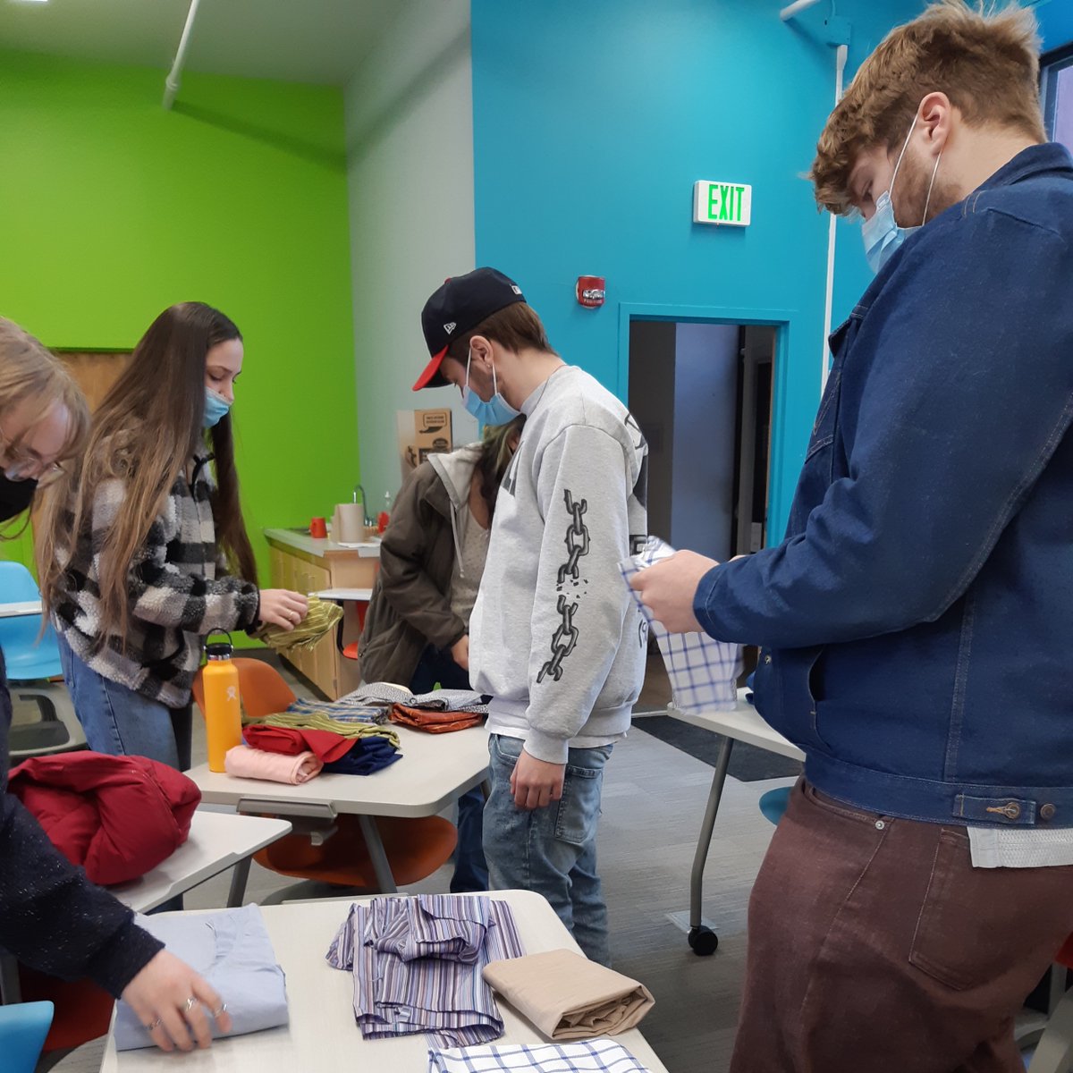 MTA_Rel_Studies's tweet photo. Dr. Wilson is a talented quilter?! In RELG 3671 he's sharing his knowledge of quilting with his students as a method of exploring identity through a complex cultural artifact. We hope to show you how the quilt develops throughout the term! #religiousstudies #quilting #designwall https://t.co/fyIHwDtYMK