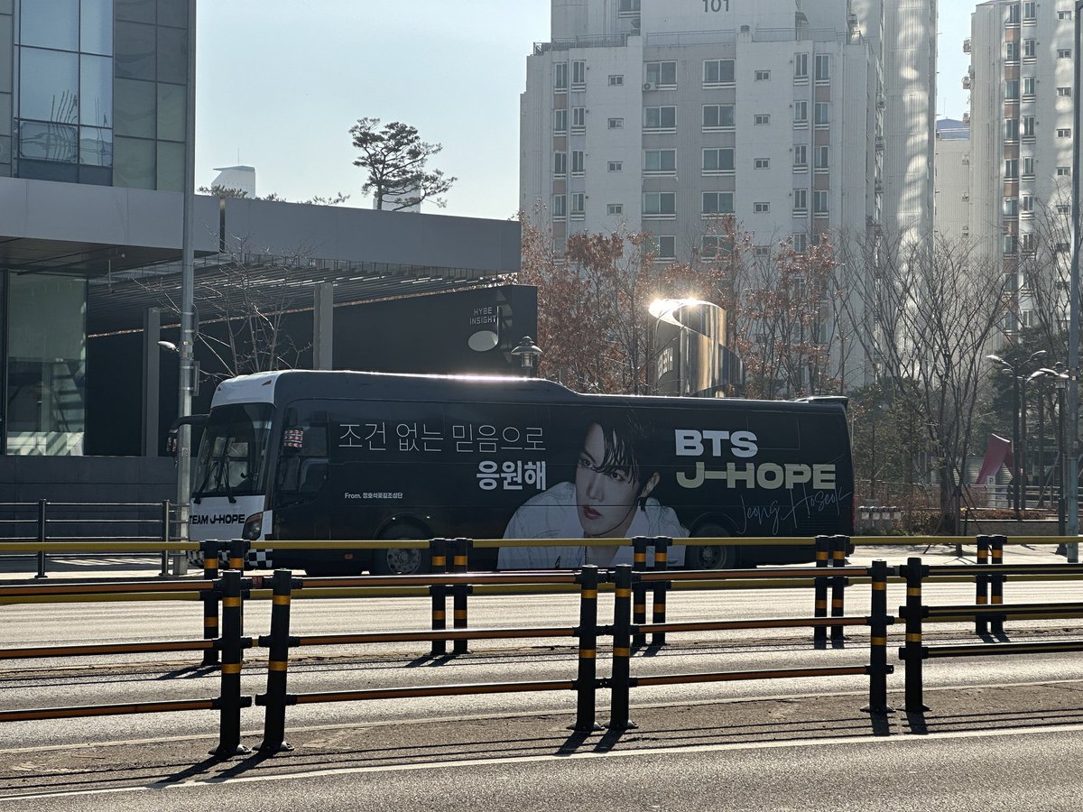 jhscentric's tweet photo. Hobiuary has started in south korea and hybe surroundings!!! 🎉🎉🎉 

All about hoseok 🥺

https://t.co/vgyOqwl5z6