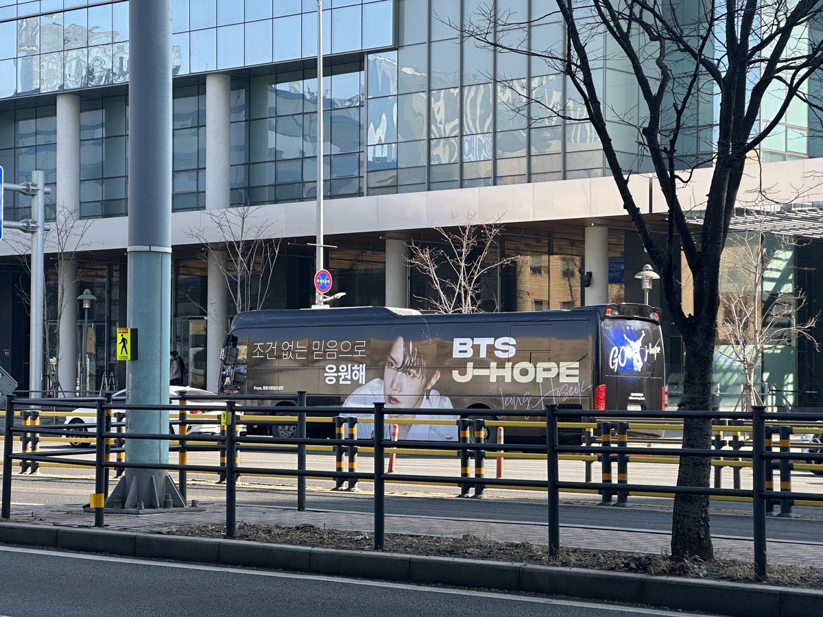 jhscentric's tweet photo. Hobiuary has started in south korea and hybe surroundings!!! 🎉🎉🎉 

All about hoseok 🥺

https://t.co/vgyOqwl5z6