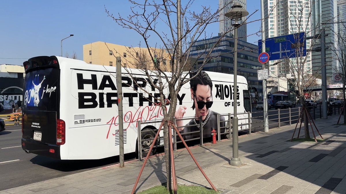 jhscentric's tweet photo. Hobiuary has started in south korea and hybe surroundings!!! 🎉🎉🎉 

All about hoseok 🥺

https://t.co/vgyOqwl5z6