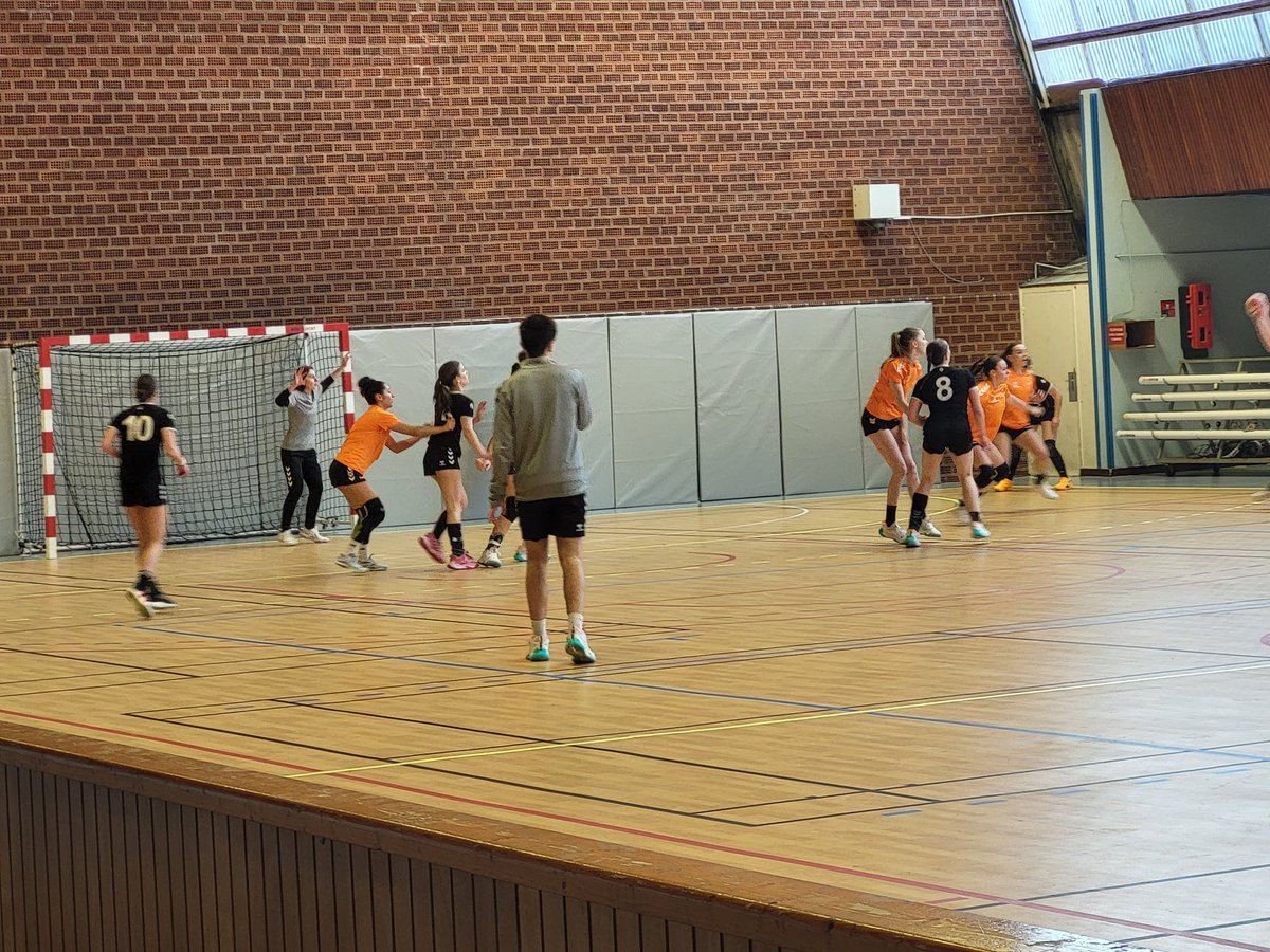 LLanester's tweet photo. championnat académique de hand ball match pour les filles de Jean Macé... match nul au 1er... allez les filles...on y croit @VilledeLanester @GazetteSaucise @DorvenGaetane @VilledeLorient @emmanuel_ethis https://t.co/TLfSrIc852