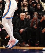 Deze foto. Bijna iedereen bekijkt hét moment van LeBron door een mobieltje. Behalve die ene man aan het veld...hij gaat op in het moment. Deze man is Phil Knight, mede-oprichter van Nike. De foto is een advertentie op zichzelf. ♥️