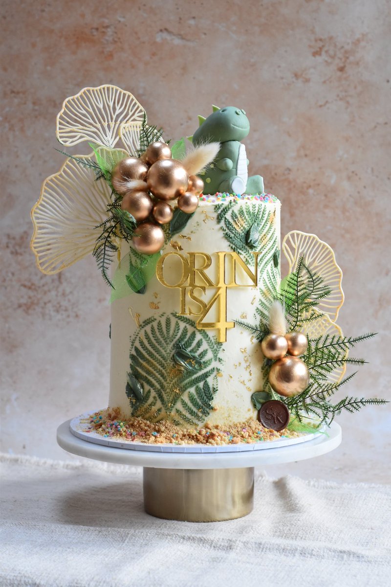 Bakedbysk's tweet photo. Orin is 4
A tall chocolate cake with chocolate ganache… coated with Swiss meringue with stenciling, gold balloons, edible gold leaf & a fondant handmade dino 🦖
#childrenscake #Dinosaurcake https://t.co/BqlvdZ8xP9