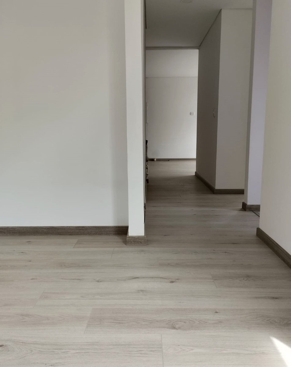 MaderPremium's tweet photo. El piso laminado a sido tendencia en las ultimas décadas, ecológico con el medio ambiente , muy cómodo reduce el frio del area y da una calidez en tu hogar 🍃😌

#diseñodeinteriores #pisos #pisolaminado #tuhogar #ecologico https://t.co/Lc4bksd1Il