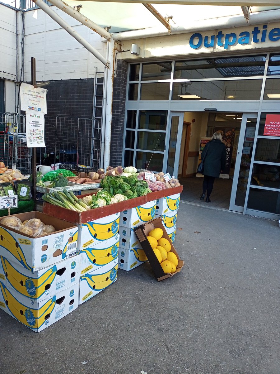 Ashleigh_ARC's tweet photo. It was great to see the trader at @barnshospital yesterday, such a needed and well used service for patients as well as staff #fruitandveg #eatwelllivebetter https://t.co/jq6yvENdrJ